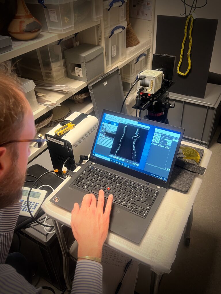 Analyse d'un collier avec le set-up de photoluminescence. ©C.HAIRIE