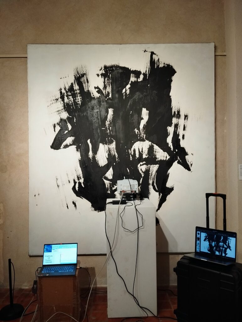 Tableau de Judit Reigl de 1963 "Ecriture en masse" en cours d'analyse avec de la spectroscopie infrarouge